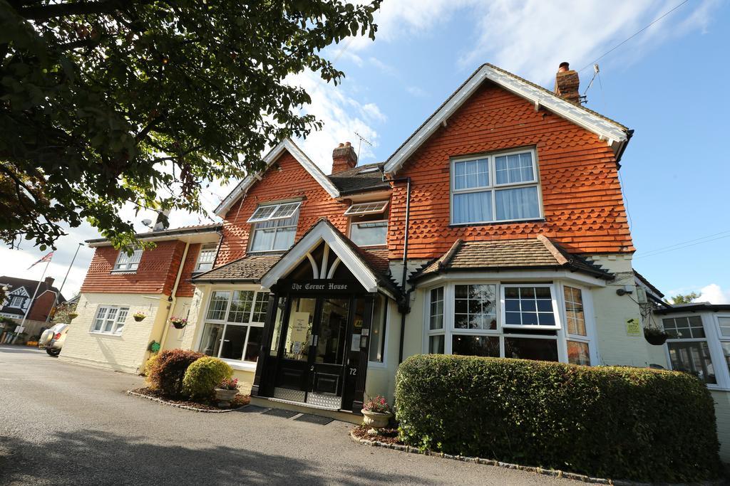 Corner House Hotel Gatwick With Holiday Parking Horley Exterior foto